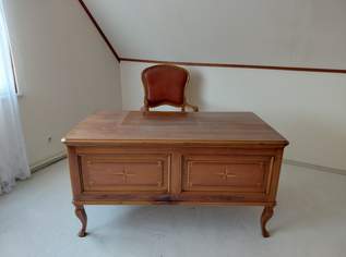 Intarsienkasten mit passendem Schreibtisch und Sessel Intarsienkasten mit passendem Schreibtisch und Sessel