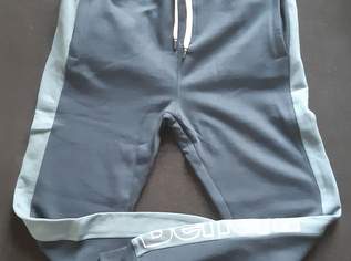 Stylishe Jogginghose Trainingshose Sweathose Bench blau Größe L NEU + Etikett + Originalverpackung Stylishe Jogginghose Trainingshose Sweathose Bench blau Größe L NEU + Etikett + Originalverpackung