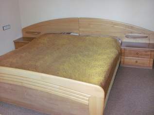Schlafzimmer: Holz/ hell, Doppelbett mit 2 Nachtkästchen Eiche/ hell massiv, 990 €, Haus, Bau, Garten-Möbel & Sanitär in 9761 Greifenburg