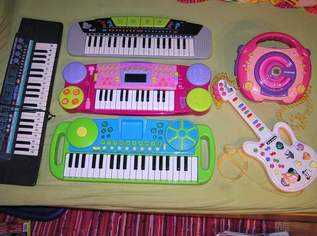 Keyboards + Spiel-Gitarre + CD-Player für Kinder.