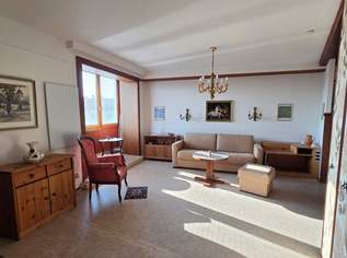 Bezugsfertige, voll möblierte loftartige Wohnung mit vollverglaster Loggia im 2. Stock mit Fernblick nach Süden und Westen. Provisionsfrei