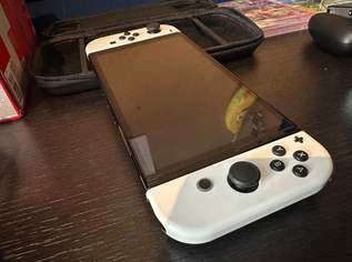 Nintendo Switch OLED + die Spiele Mariokart 8 und Zelda Breath of the Wild Nintendo Switch OLED + die Spiele Mariokart 8 und Zelda Breath of the Wild
