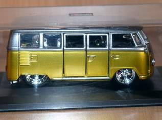 Bburago Modellauto Volkswagen VAN "Samba" gold/ silber Maßstab 1:32 Bburago Modellauto Volkswagen VAN "Samba" gold/ silber Maßstab 1:32