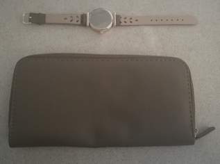 Brieftasche, Armbanduhr und Halstuch Brieftasche, Armbanduhr und Halstuch