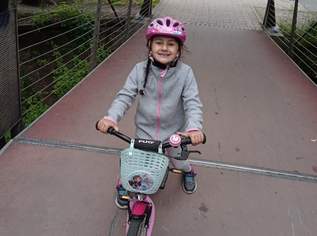 Mädchenfahrrad mit Helm, 120 €, Kindersachen-Sport in 9020 Klagenfurt am Wörthersee