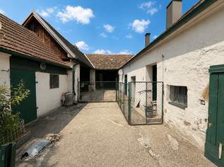Sanierungsbedürftiges Bauernhaus, mit alten Stallungen und einem offenen Stadl, am Dorfplatz!, 89000 €, Immobilien-Häuser in 2070 Mitterretzbach