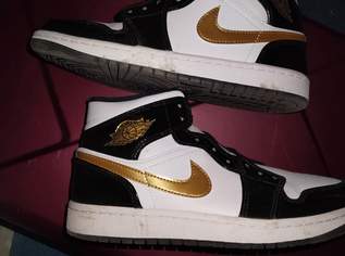 Air Jordan Sneaker 1 Retro Mid 'Patent Black Gold' - Größe 8, 200 €, Marktplatz-Sportgeräte & Zubehör in 1220 Donaustadt