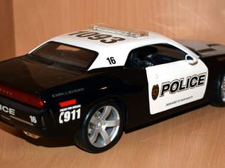 2006 Dodge Challenger Concept Police schwarz/ weiß Maisto Modellauto 1:18