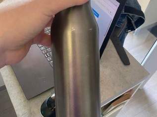 Trinkflasche, 20 €, Haus, Bau, Garten-Geschirr & Deko in 6372 Gemeinde Oberndorf in Tirol Trinkflasche, 20 €, Haus, Bau, Garten-Geschirr & Deko in 6372 Gemeinde Oberndorf in Tirol