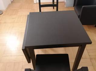 Ich verkaufe dringend  1 Holztisch und 2 Holzstühle mit 70% Rabatt. , 65 €, Haus, Bau, Garten-Möbel & Sanitär in 5020 Salzburg