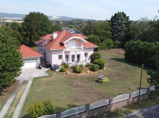 Einmalige Aussichtslage – stilvolles Wohnhaus auf über 2.000 m² mit unverbaubarem Traumblick, 998000 €, Immobilien-Häuser in 2491 Neufeld an der Leitha Einmalige Aussichtslage – stilvolles Wohnhaus auf über 2.000 m² mit unverbaubarem Traumblick, 998000 €, Immobilien-Häuser in 2491 Neufeld an der Leitha