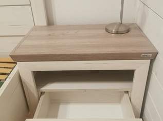 Doppelbett mit Nachtkästchen Doppelbett mit Nachtkästchen