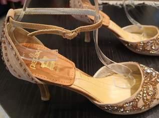 Beige goldene Highheels, 40 €, Kleidung & Schmuck-Damenkleidung in 1200 Brigittenau