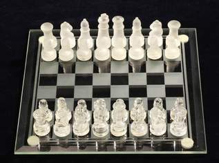 Neues Schachspiel aus Glas, 35x35cm