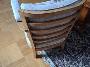 Hübsche Garnitur mit Zweiersofa, 2 Einzelsofas und Tisch mit Glasplatte Anfang 20. Jahrhundert Hübsche Garnitur mit Zweiersofa, 2 Einzelsofas und Tisch mit Glasplatte Anfang 20. Jahrhundert