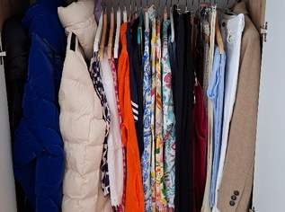 Schlafzimmerschrank, neuwertig, L 180, H 210, T 55, Eiche, weiss, 4 Türen, 1 Lade, 2 Spiegel, Verkauf wegen Wegzug ins Ausland 