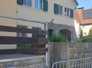 Vermiete Liegenschaft teilbar 1) Haus 157m² 2)Geschäftslokal (Praxis Gastro?, Kaffee? ect) 220m² 3)Lager derzeit mit Hochregalen 250m² 4)Lager- Geschäfts- oder Bürofläche 1.OG 234m² 5)Doppelgarage (vermietet)LKW-tauglich 49,40m² 6)Außenflächen und Parkplätze (Provisionsfrei), 1380 €, Immobilien-Häuser in 4360 Grein