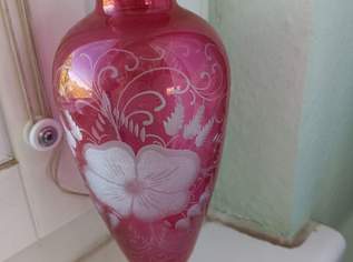 Vase Vintage rot mit weißen Blumen , 25 €, Marktplatz-Antiquitäten, Sammlerobjekte & Kunst in 1220 Donaustadt