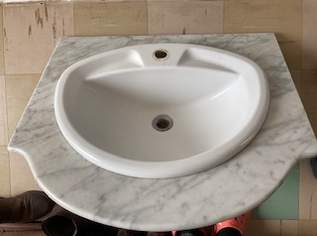 Keramikwaschbecken mit Kunstmarmorplatte und passende Ab/überlauf , 50 €, Haus, Bau, Garten-Möbel & Sanitär in 3742 Theras
