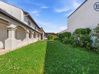 Charmantes Bauernhaus mit großem Grundstück, langgezogenem Hof, 2 Wohnungen und einem Swimmingpool, 560000 €, Immobilien-Häuser in 2301 Gemeinde Groß-Enzersdorf