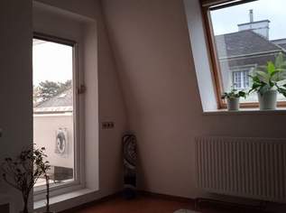 Schöne lichtdurchflutete Dachgeschoßwohnung mit Loggia und Blick ins Grüne!, 940 €, Immobilien-Wohnungen in 1120 Meidling