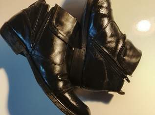 MIT STIEFELETTEN NICHT IN BETTEN !!