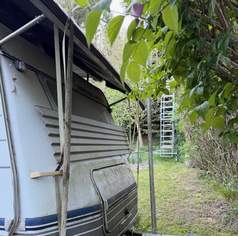 Nicht fahrbereiter Wohnwagen als Gartenhaus oder Bauhütte