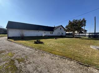 Großzügiges Grundstück mit Bestandsgebäude, 349000 €, Immobilien-Häuser in 4063 Hörsching