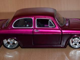 Volkswagen 1600 violett von Maisto Maßstab 1:24