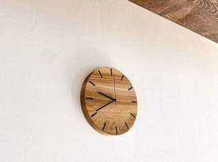 Wanduhr aus massivem Walnussholz, 100 €, Haus, Bau, Garten-Geschirr & Deko in 1050 Margareten