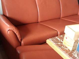 Himolla Relax- Couch mit Hocker, Longlife Leder, terrakottafarben.