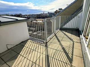 Fernblick auf der Terrasse - Weitblick beim Investment! Wohnen im Dachgeschoss mit WOW-Effekt! Traumhaft saniertes Altbauhaus + Hofseitige Terrasse + Tolle Infrastruktur und Anbindung + Lebensqualität pur!, 399000 €, Immobilien-Wohnungen in 1170 Hernals