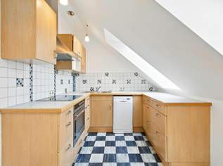 Dachgeschosswohnung mit Wohlfühl-Atmosphäre im Zentrum- Inklusive Parkplatz!, 193000 €, Immobilien-Wohnungen in 2020 Hollabrunn