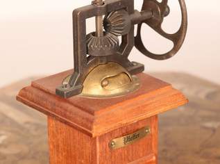 Antike Pfeffermühle aus Holz Antike Pfeffermühle aus Holz