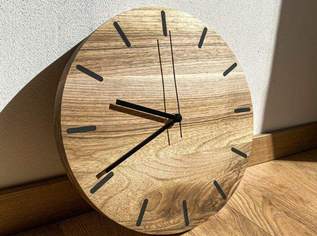 Wanduhr aus massivem Walnussholz