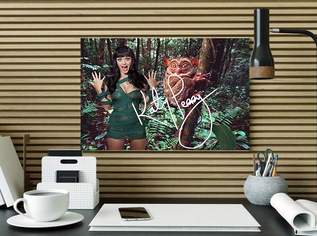 Katy Perry im Dschungel. Signierte Wanddekoration. Souvenir. Geschenkidee! Wandbild für Wohnraum, Küche, Bad, Schlafzimmer! Import. NEU! , 24.9 €, Haus, Bau, Garten-Geschirr & Deko in 1300 Schwechat Katy Perry im Dschungel. Signierte Wanddekoration. Souvenir. Geschenkidee! Wandbild für Wohnraum, Küche, Bad, Schlafzimmer! Import. NEU! , 24.9 €, Haus, Bau, Garten-Geschirr & Deko in 1300 Schwechat