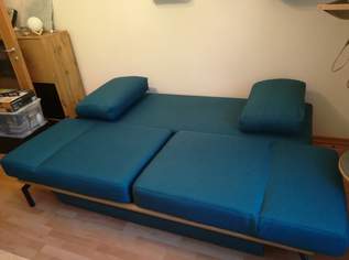 Schönes blaues Sofa mit Bettfunktion