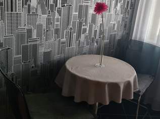 Cafehaustisch Chrom mit Tischdecke, 2 Plexiglasstühle hellgrau, 50 €, Haus, Bau, Garten-Möbel & Sanitär in 1100 Favoriten