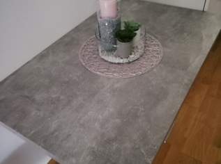 Ausziebarer Esszimmertisch in weiß mit Tischplatte in Betonoptik Ausziebarer Esszimmertisch in weiß mit Tischplatte in Betonoptik