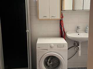 Ein großes Zimmer wird in einer Berufs-Männer-WG mit 1. Sept. für länger vergeben - nach Rücksprache auch früher möglich!