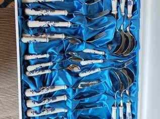 Zwiebelmuster Bestecksets mit Porzellangriff von Toner 56 teilig Vintage , 400 €, Marktplatz-Antiquitäten, Sammlerobjekte & Kunst in 1220 Donaustadt Zwiebelmuster Bestecksets mit Porzellangriff von Toner 56 teilig Vintage , 400 €, Marktplatz-Antiquitäten, Sammlerobjekte & Kunst in 1220 Donaustadt