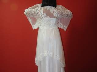 Kleid aus Tüll und floraler Spitze mit bestickten Rüschen 