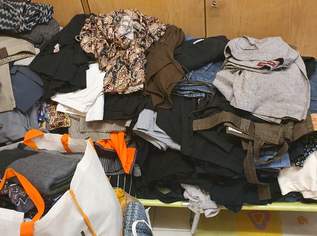 Damenkleidung aller Art
