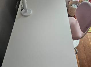 Schreibtisch inkl. Stuhl und Lampe Schreibtisch inkl. Stuhl und Lampe