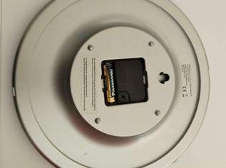 Wanduhr & VARTA LCD Plug-Baterrie-charger Wanduhr & VARTA LCD Plug-Baterrie-charger