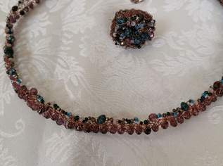 Halskette aus Kupferdraht,mit kleinen Perlen gehäckelt.Die Kette ist ca 40cm lang.Mit passenden Ring.