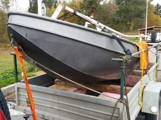 Fischerboot . Stahlnachen . Beiboot . Schottel Boot . Ruderboot .