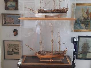  Schiffsvitrine mit  2 alten Segelschiffen o. Segeln , 1450 €, Marktplatz-Antiquitäten, Sammlerobjekte & Kunst in 1030 Landstraße