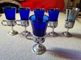 6 Gläser (5 Blaue, 1 Grün) auf Silberständer aus den 60er Jahren