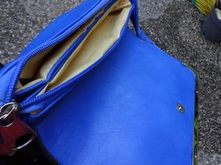 Blaue Damenhandtasche